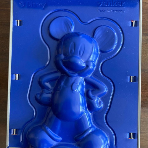 Disney Mickey cake mold like new for kids