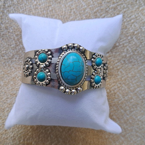 Bracelet cuff like new with turquoise and haolite stones
