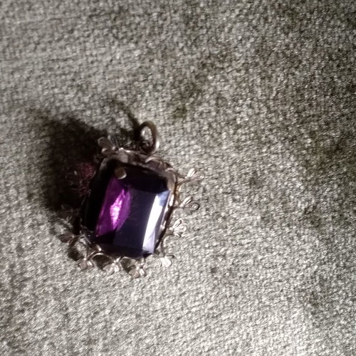 Vintage pendant with precious stone used, broken leaf detail