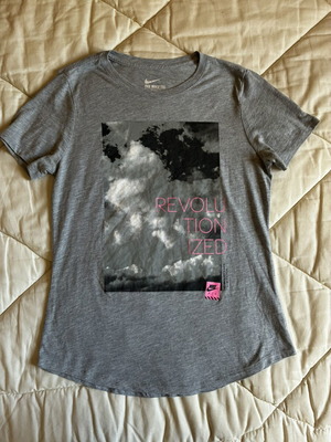 Nike Air Revolutionized Graphic Tee Size M gray sporty streetwear