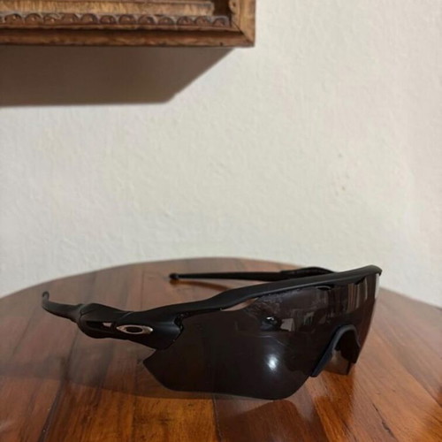 Oakley UV400 sunglasses, black