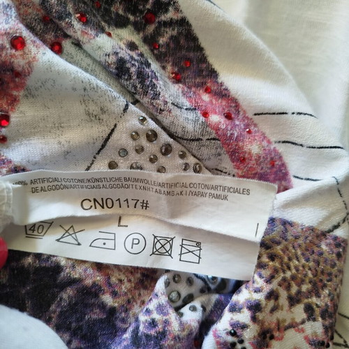 White sleeveless top with geometric ethnic graphic print and strass like new