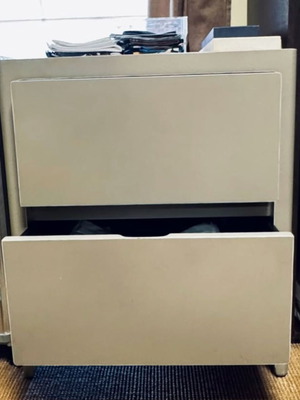 Κομοδίνο MAVRICI & Co μεταχειρισμένο, minimal design σε μπεζ απόχρωση