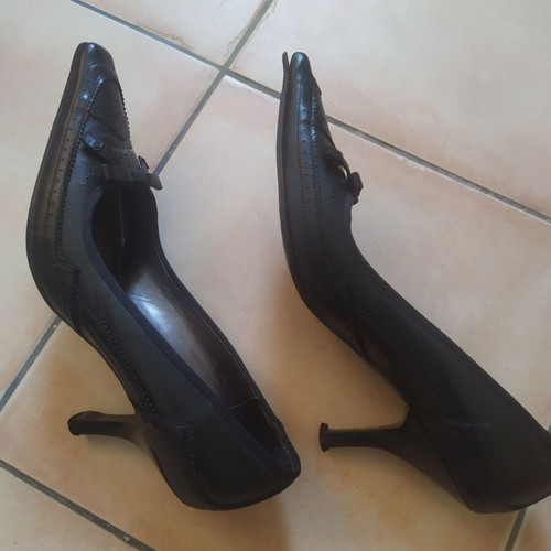 Logan black pumps size 39 used with minor defects