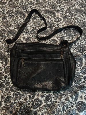 Women's shoulder bag like new, practical and comfortable