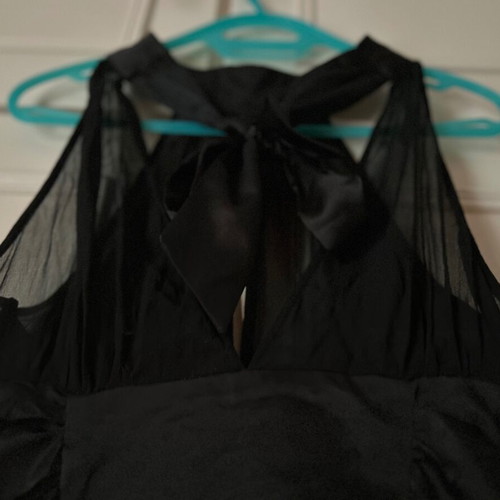 Twentyone L, women's black blouse, made of satin and muslin. The bow at the back.