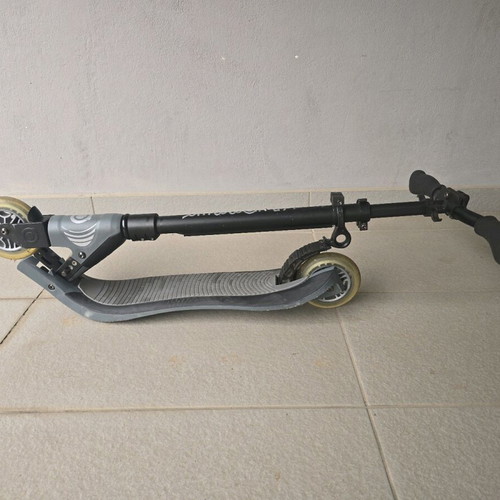 Globber scooter foldable with 3 height positions and foot brake like new