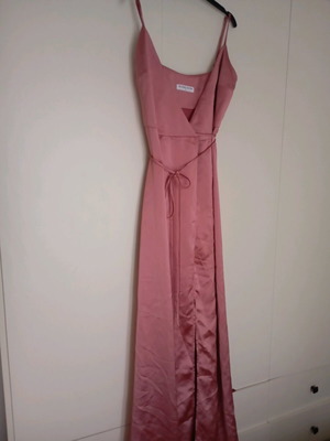 Mind Matter maxi σατέν φόρεμα ροζ σαν καινούργιο με ρυθμιζόμενες τιράντες