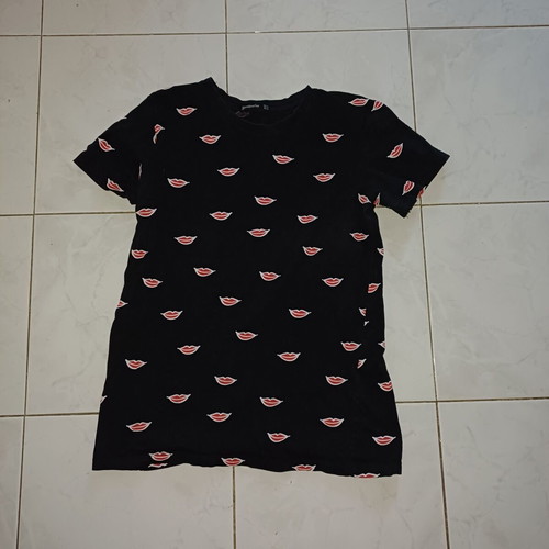 Stradivarius women's black t-shirt with red lips print, size S