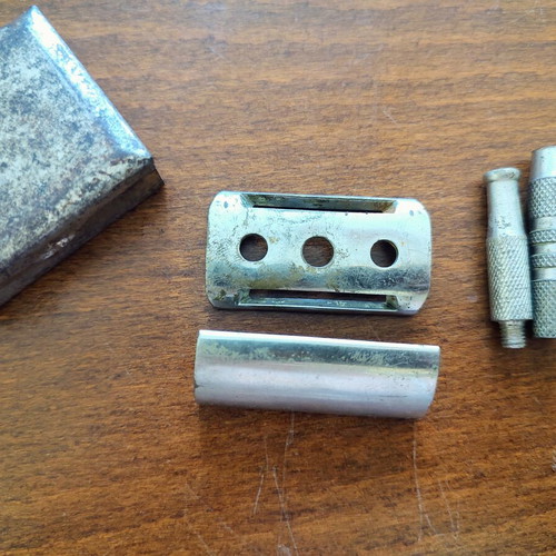 Vintage shaving razor used with detachable handle and original case