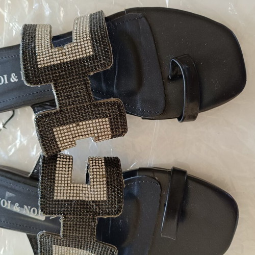 Voi & Noi black flat sandals like new, size 39 with silver rhinestones