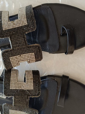 Voi & Noi black flat sandals like new, size 39 with silver rhinestones