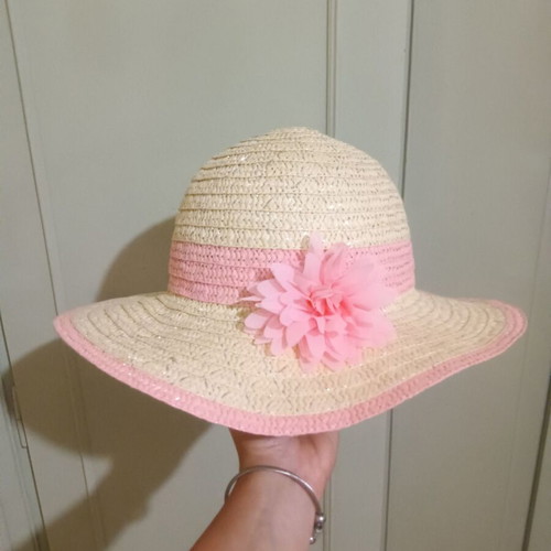 Straw hat for girl size 55 like new, shiny
