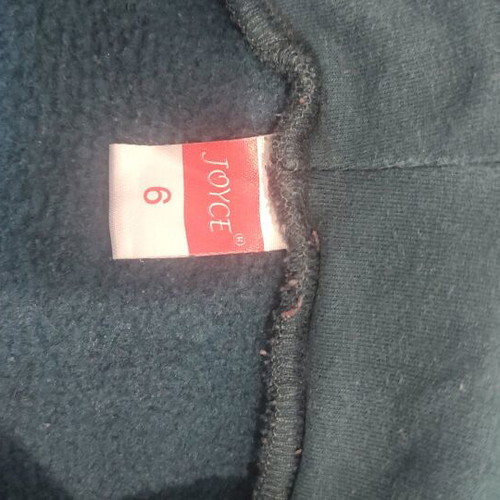 Boy's sweatshirt 6 years like new, with hood and pockets green
