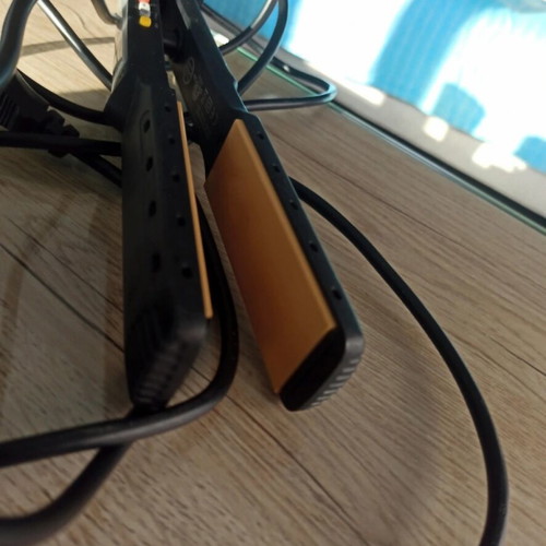Chi hair straightener with case and stand like new