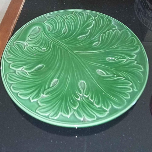 Tomato-shaped sauce dish like new, set with plate
