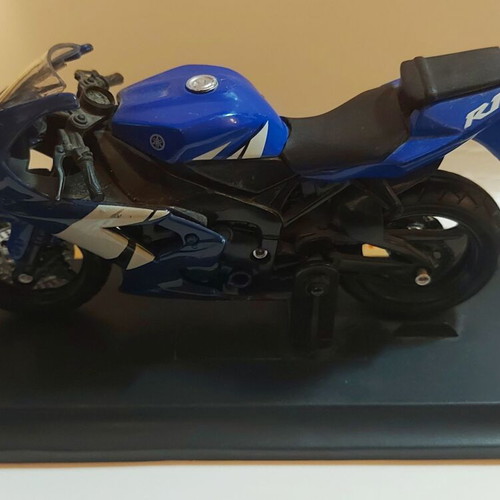 Yamaha YZF-R1 Maisto 1:18 model motorcycle like new