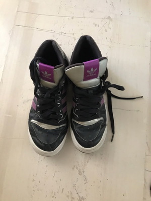 Adidas αθλητικά μεταχειρισμένα, μαύρα με μωβ και ασημένιες λεπτομέρειες, νούμερο 39 1/3