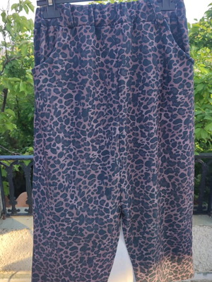 Animal print skirt new, one size with elastic waist and slit