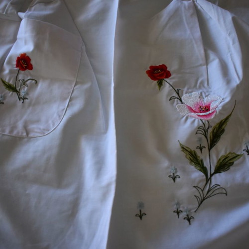Kitchen apron with embroidered flowers unused, 140cm perimeter