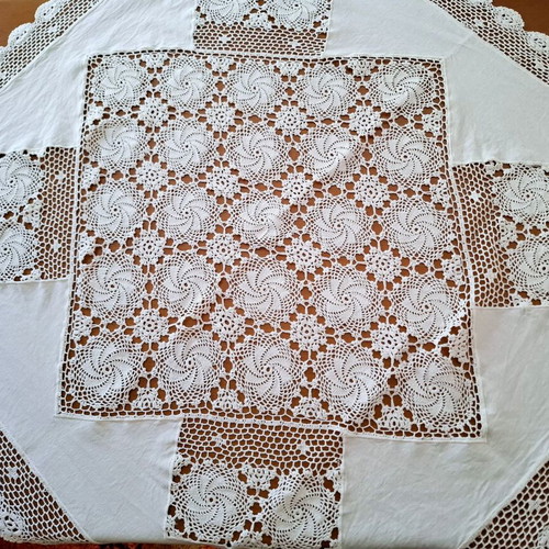 Λινό καρέ μεταχειρισμένο με δαντέλα 85x82cm