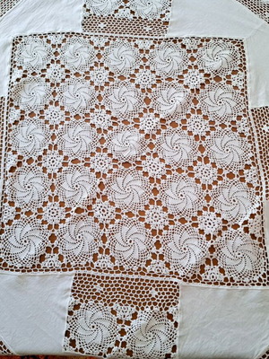 Λινό καρέ μεταχειρισμένο με δαντέλα 85x82cm