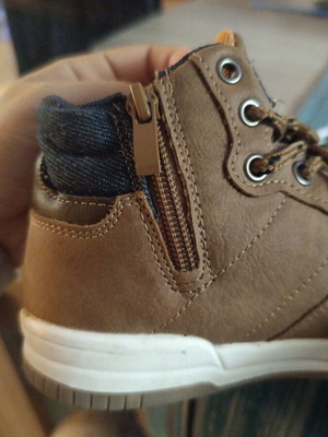 Junior brown flat boot like new, size 30