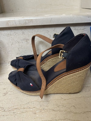 Πλατφόρμες Tommy Hilfiger σαν καινούργιο, νούμερο 38, σκούρο μπλε με καφέ λεπτομέρειες