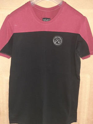 Vinyl Art Clothing T-shirt size M like new, black and red