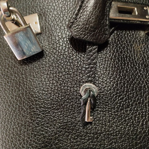 Black leather handbag used, size H25xW35