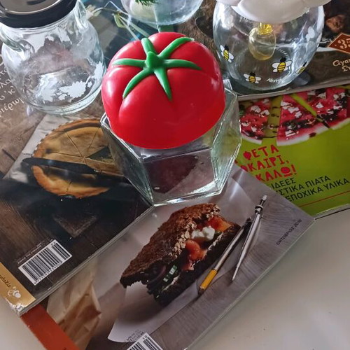Set of 4 glass jars like new with 5 cooking magazines gift