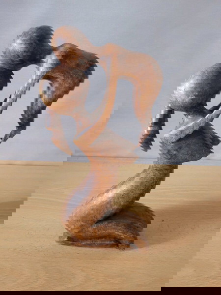 Ξύλινο άγαλμα μαμά και παιδί