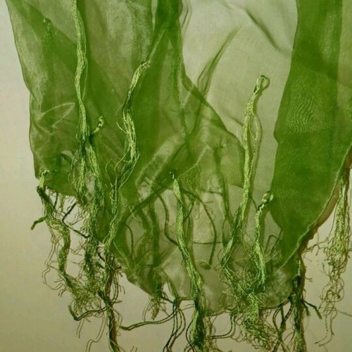 Toi&Moi scarf green like new with tassels