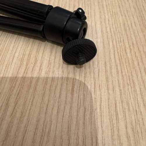 Mini plastic tripod new with tightening screw