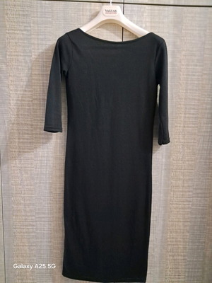 Μαύρο μιντι ελαστικό φόρεμα με ανοιχτή πλάτη S-M σαν καινούργιο