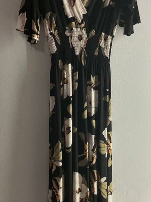 Dress with large flowers like new, size S/M, black and white
