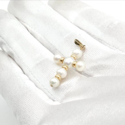 14K yellow gold cross pendant with fresh pearls like new