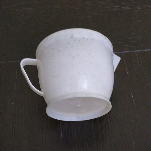 Pack of 2 lemon squeezer and plastic cup like new