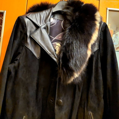 Collectible leather coat with detachable natural fox fur like new, black