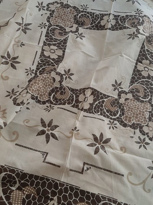 Tablecloth like new, 1.36 x 1.29 m