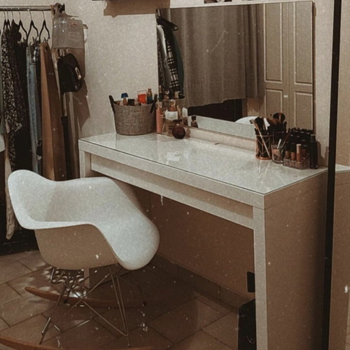 Boudoir vanity set like new with wall mirror