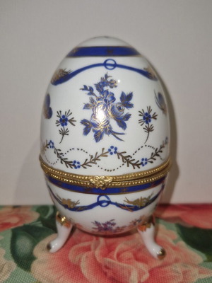Limoge porcelain decorative egg like new, collectible