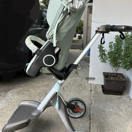 Stokke stroller used with two fabric sets, green and electric blue