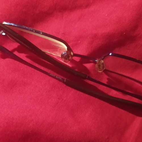 Eyeglass frame used, supports thick lenses
