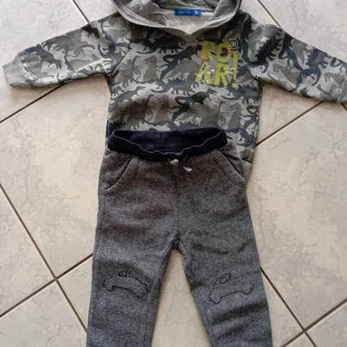 Body Talk sweatshirt and pants set for 12-18 months baby like new