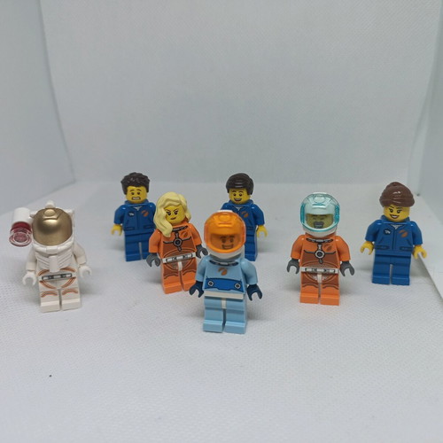 Lego figures 6 pieces astronauts and NASA staff like new