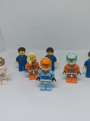 Lego figures 6 pieces astronauts and NASA staff like new