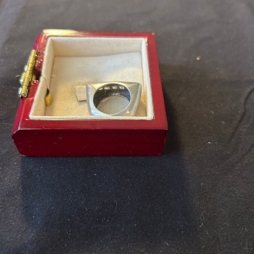 Silver 925 ring with white stones like new