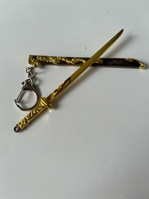 Μπρελόκ Κατανα σαν καινούργιο με διακοσμητικό σπαθί