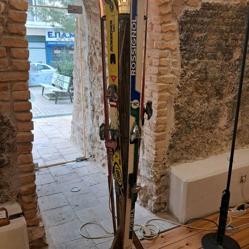 Ski floor lamp with skis like new, decorative
